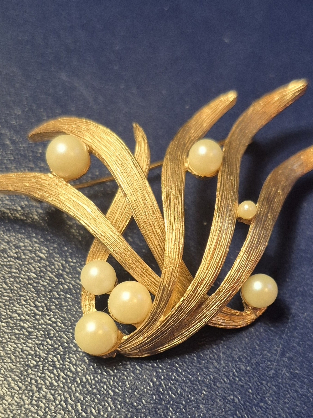 VINTAGE Trifari Gold-Tone Pearl Accent Brooch/Pin Elegant Women's Jewelry.
